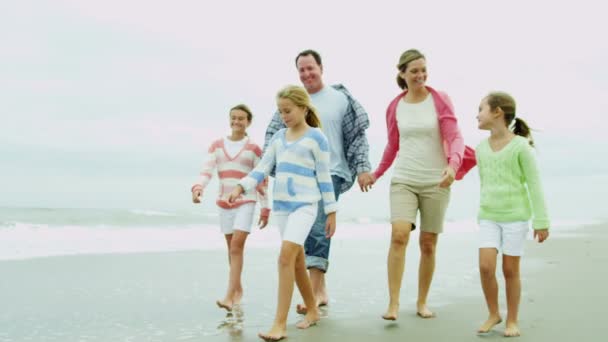 Les filles marchent avec les parents le long de la plage
 - Séquence, vidéo