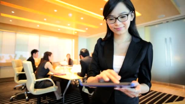 Mujer de negocios asiática en reunión financiera
 - Metraje, vídeo