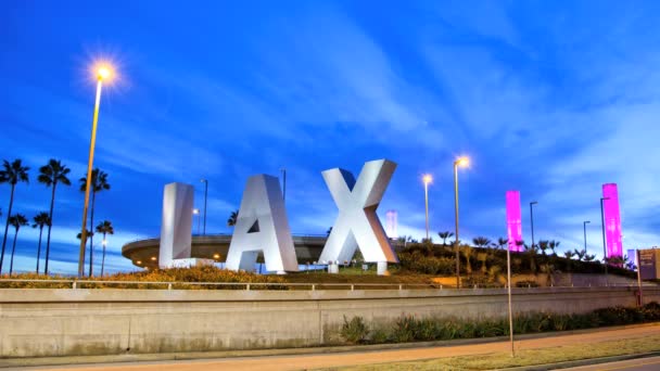 LAX sign night traffic Kansainvälinen lentoasema Los Angeles
 - Materiaali, video