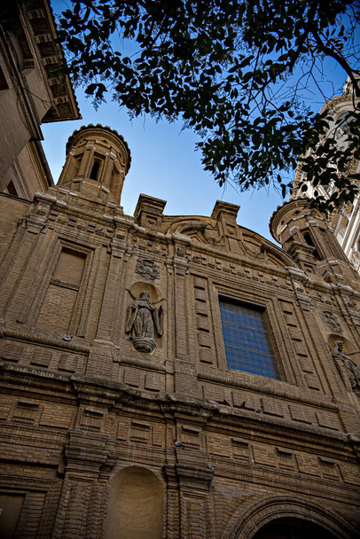 Вид снизу на архитектурные детали старого готического собора - Фото, изображение