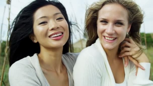 Uśmiechający się kobiet korzystających wakacje na plaży - Materiał filmowy, wideo