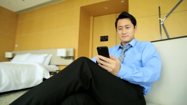 Homme d'affaires à l'hôtel en utilisant un smartphone
 - Séquence, vidéo