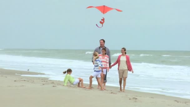 Family with kite on beach - Footage, Video