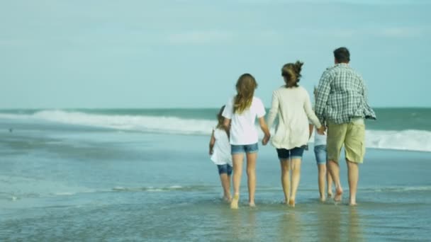 Родители с дочерьми прогуливаются по пляжу
 - Кадры, видео