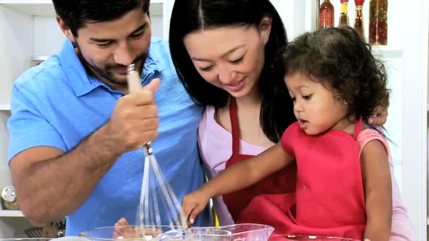 Pareja con hija preparando ingredientes
 - Metraje, vídeo