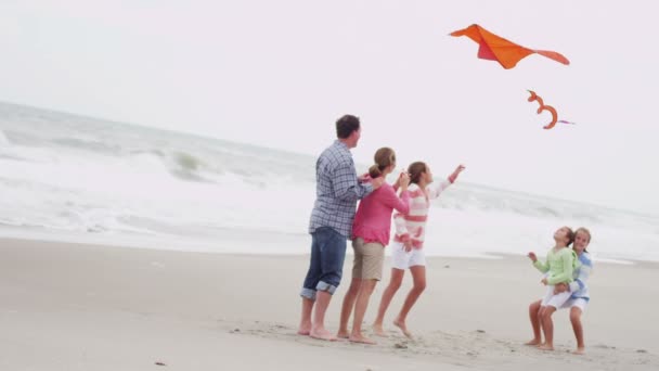 Sahilde uçurtma uçan ile aile - Video, Çekim