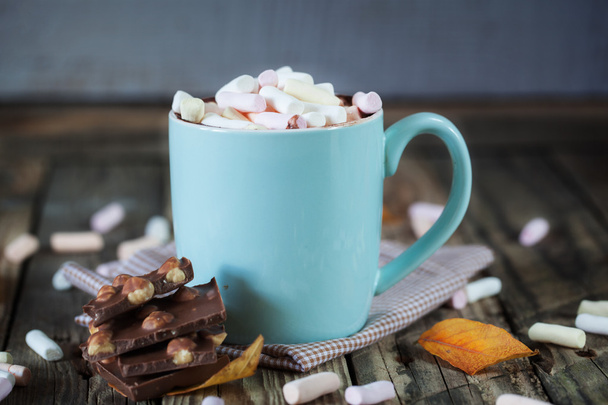 Mug filled with hot chocolate and marshmallow, with chocolate  - Foto, Imagen