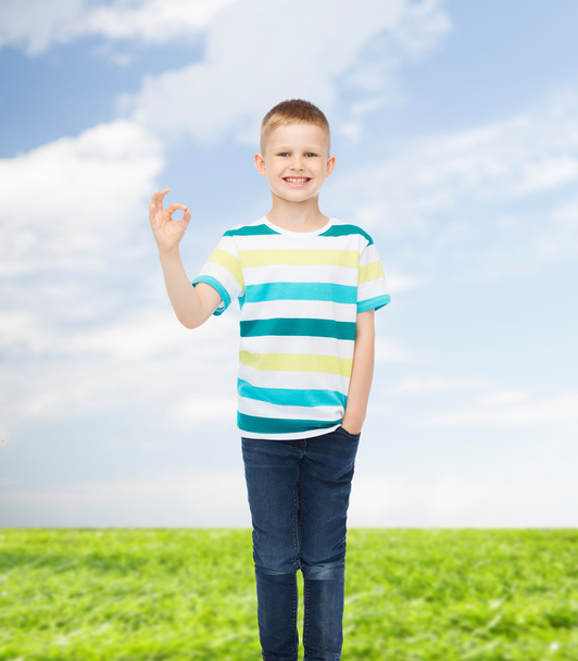 маленький мальчик в повседневной одежде делает ОК жест
 - Фото, изображение