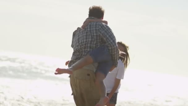 Padre con hijas jugando en la playa
 - Imágenes, Vídeo