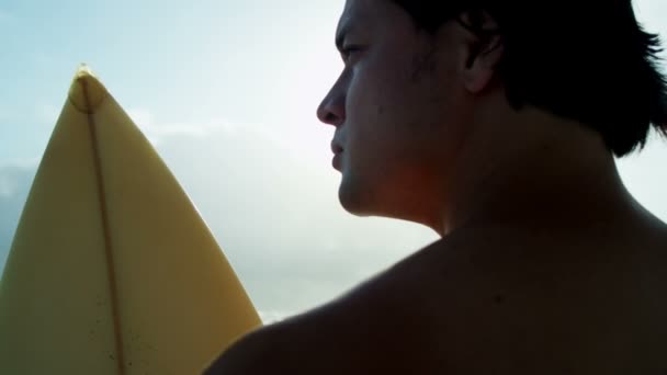 man bedrijf surfplank op strand - Video