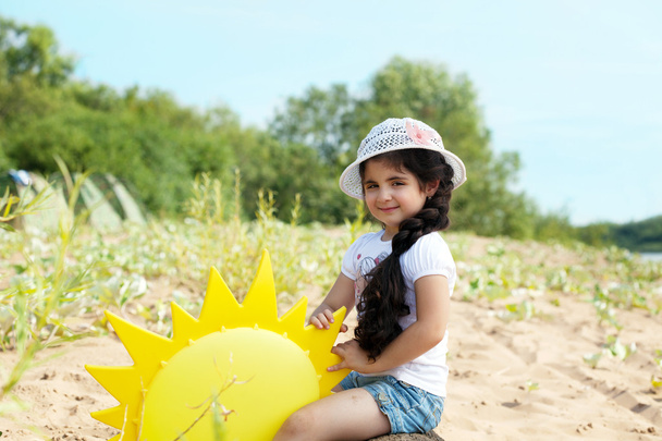Playful young girl posing with paper sun - Fotoğraf, Görsel