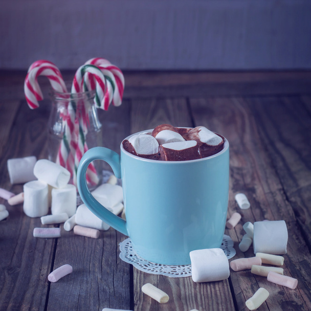 Mug filled with hot chocolate and marshmallow  and candy canes i - Foto, Bild