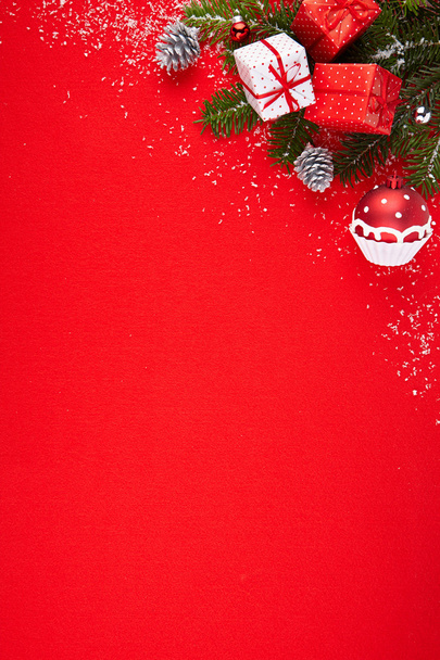 Red background with gifts and Christmas tree - Фото, зображення