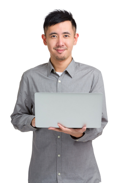 jonge man met laptop - Foto, afbeelding