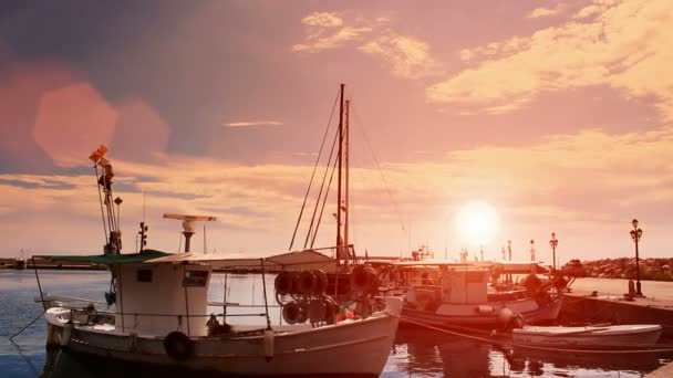 Crepúsculo no porto de pesca pacífico
 - Filmagem, Vídeo