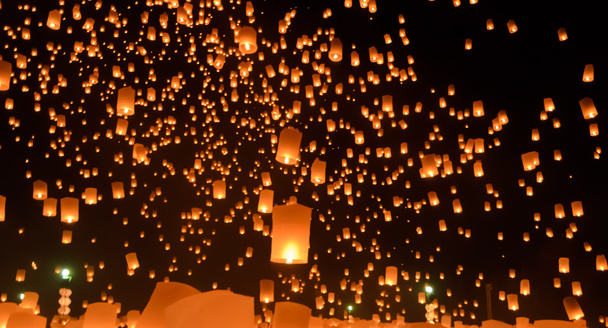空の提灯祭りやチェンマイ、タイで李鵬祭 - 写真・画像