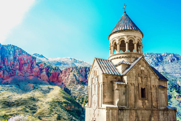 Het middeleeuwse klooster van Noravank in Armenië. Werd opgericht in 1205 - Foto, afbeelding