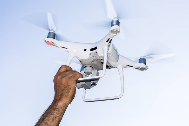 Homem segurando o drone, se preparando para decolar
. - Foto, Imagem