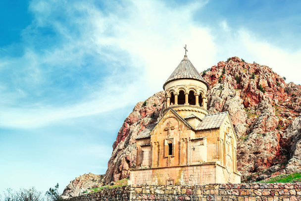 Ermenistan 'daki Noravank Ortaçağ Manastırı. 1205 yılında kuruldu. - Fotoğraf, Görsel