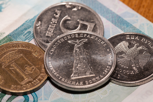 Αναμνηστικά κέρματα της Ρωσικής Ομοσπονδίας σχετικά με το τραπεζογραμμάτιο χιλιάδες ρούβλια - Φωτογραφία, εικόνα