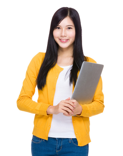 молодая женщина с ноутбуком - Фото, изображение