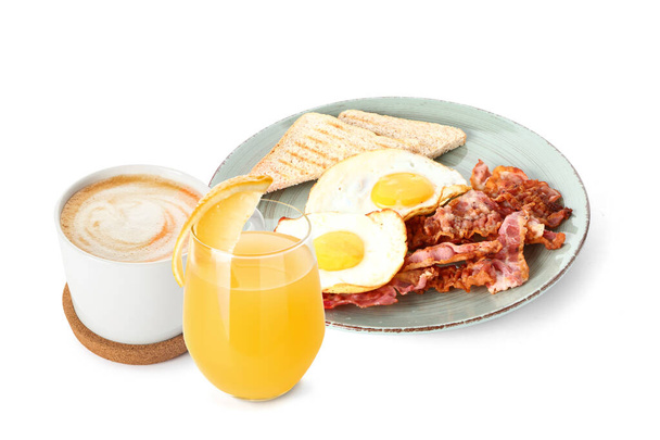 Традиционный завтрак с яичницей, беконом, чашкой капучино и стаканом лимонного сока на белом фоне - Фото, изображение