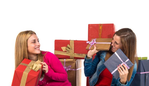 Χριστούγεννα γυναίκες κρατώντας δώρα πάνω από το λευκό φόντο - Φωτογραφία, εικόνα