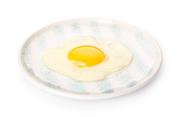 Тарелка с вкусным яичницей на белом фоне - Фото, изображение