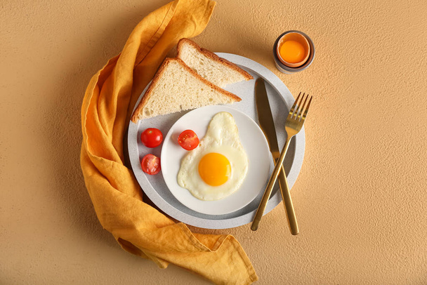 Δίσκος με νόστιμο πρωινό στο φόντο χρώμα - Φωτογραφία, εικόνα