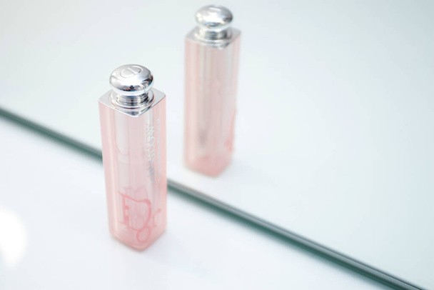 DIOR Addict Lip Glow pink in woman hand - Foto, immagini