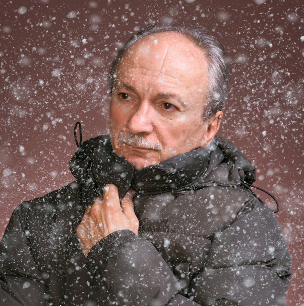 冬の衣類の年配の男性の肖像画 - 写真・画像