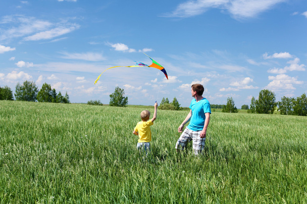 Father with son in summer with kite - Fotoğraf, Görsel