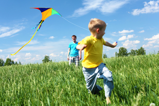 Father with son in summer with kite - Fotoğraf, Görsel