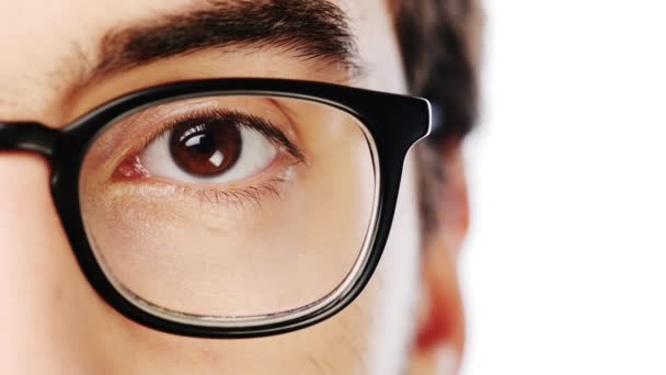 4k videofelvétel egy fiatalemberről, aki szemüveget visel, fehér stúdió háttérrel.. - Felvétel, videó