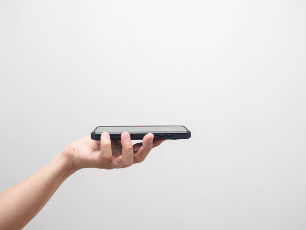 Ręczne trzymanie ekranu telefonu komórkowego w górę biały izolowany - Zdjęcie, obraz
