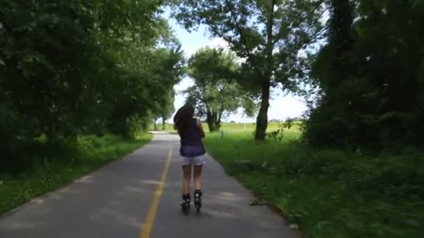 Ελκυστική κοπέλα rollerblading - Πλάνα, βίντεο