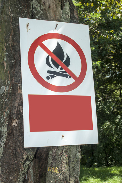 木の上の火のサインは禁止 - 写真・画像