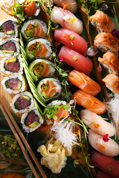 Koostumus erilaisia sushi rullina - Valokuva, kuva