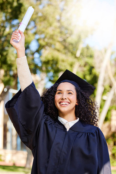 Shot of a young woman cheering on graduation day. - Foto, imagen