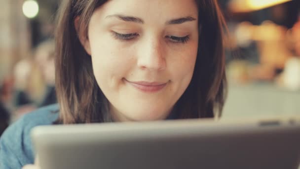 Kafede çalışan bir iş kadınının dijital tablet kullanırken çekilmiş 4K video görüntüleri.. - Video, Çekim