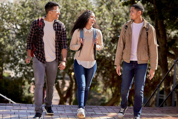 Fotografía de un grupo de estudiantes caminando juntos por el campus. - Foto, Imagen