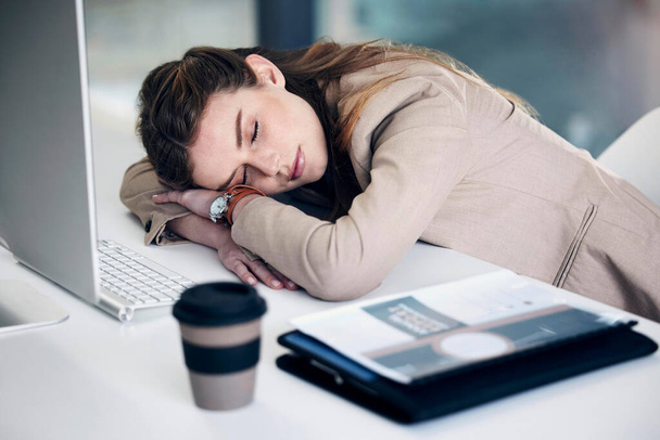 Ofisteki masasında uyuyan genç bir iş kadınının fotoğrafı.. - Fotoğraf, Görsel