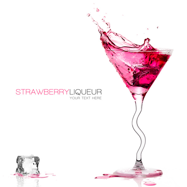 Κομψό ποτήρι κοκτέιλ με λικέρ φράουλα πιτσίλισμα. Templat - Φωτογραφία, εικόνα