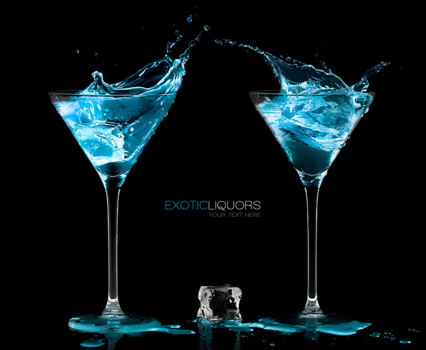 Дві склянки коктейль з синім горілки. Стиль і святкування концентрац - Фото, зображення