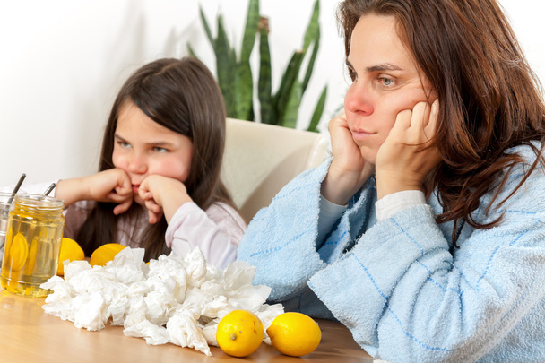 Matka i córka z przeziębieniem lub grypą - Zdjęcie, obraz