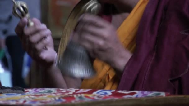 チベット仏教の鐘と varja のマントラを唱える僧侶 - 映像、動画