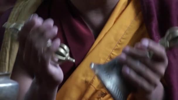 Monnik zingen van mantra's met Tibetaanse boeddhistische bell en varja - Video
