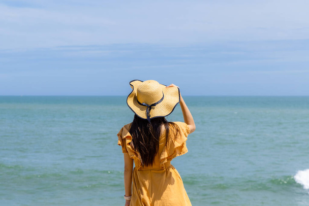 Mujer turista mira el hermoso mar azul - Foto, imagen
