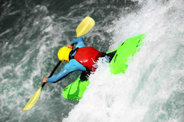Kayak de agua blanca como deporte extremo y divertido
 - Foto, Imagen