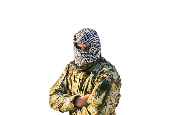 Soldato isolato su sfondo bianco. Camuffamento uniforme e a quadretti keffiyeh shemagh bandana. - Foto, immagini